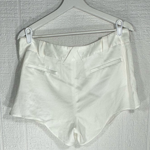 Alice+Olivia white 3” high rise shorts size 12 - Picture 3 of 9